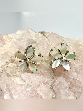 Vintage Designer TARA Iridescent Mother of Pearl Star Flower Clip on Earrings